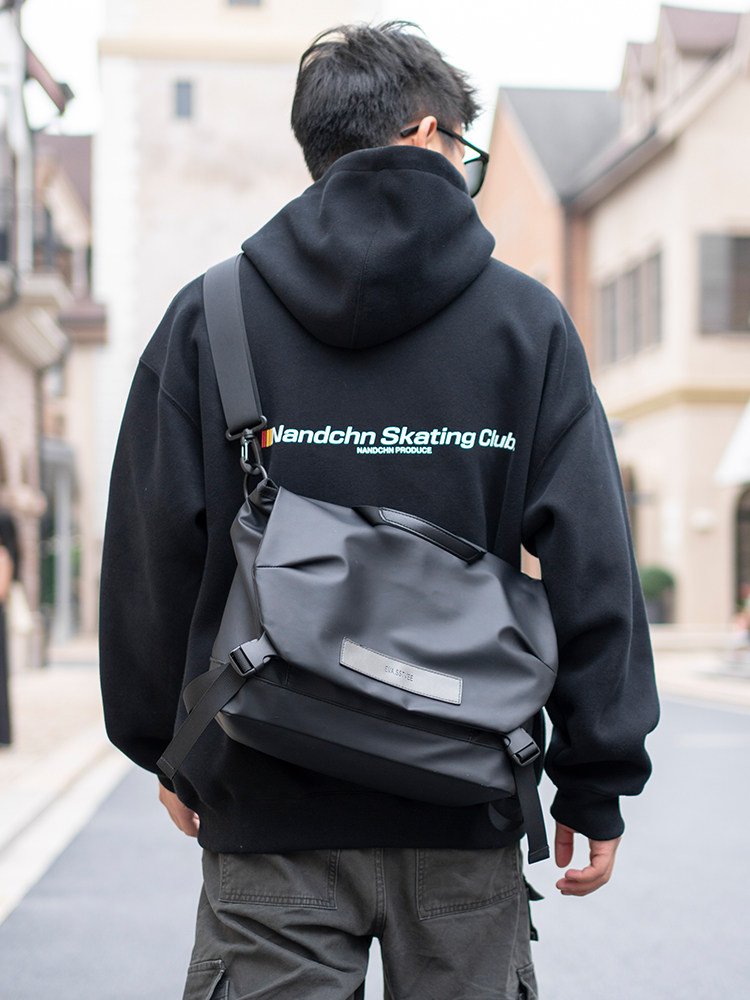 男士休闲斜挎包外出便携包通勤轻便日系邮差包防水单肩背包