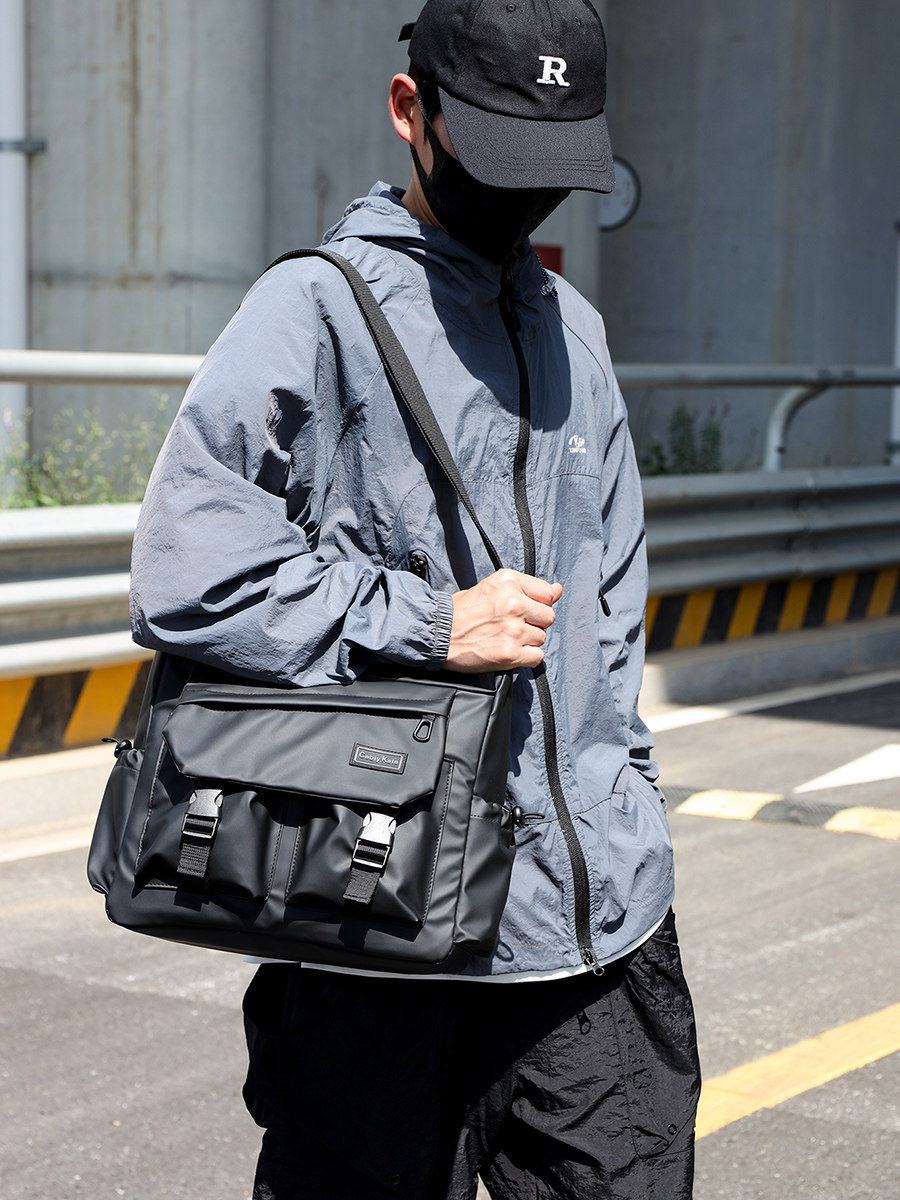 斜挎包男款大容量运动机能风挎包登山工装包单肩男包设计感邮差包